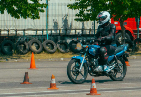 Mini-curs de motociclism - complice.ro